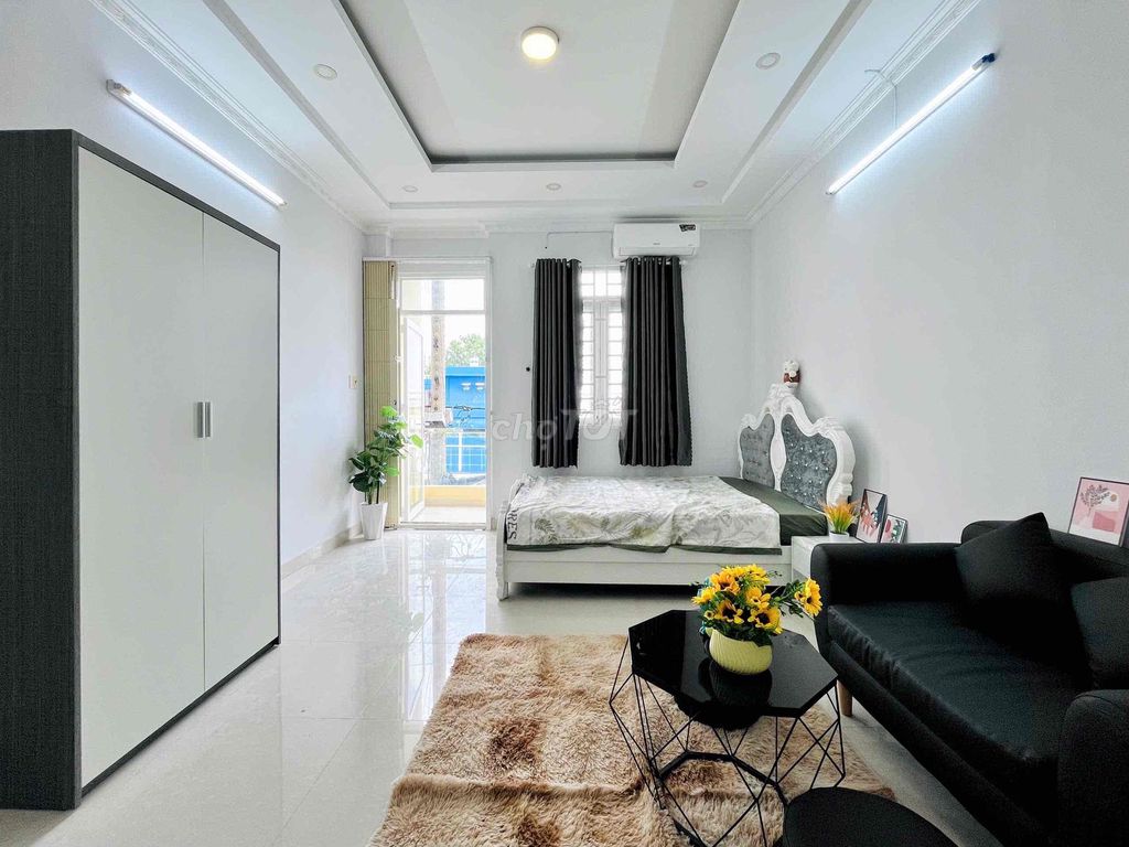 The full-scale interior is 100% new and the smell of paint is right at Lý Chiêu Hoàng.