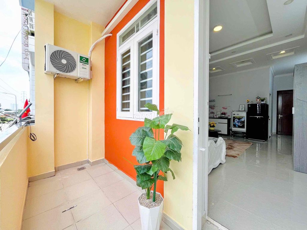 The full-scale interior is 100% new and the smell of paint is right at Lý Chiêu Hoàng.