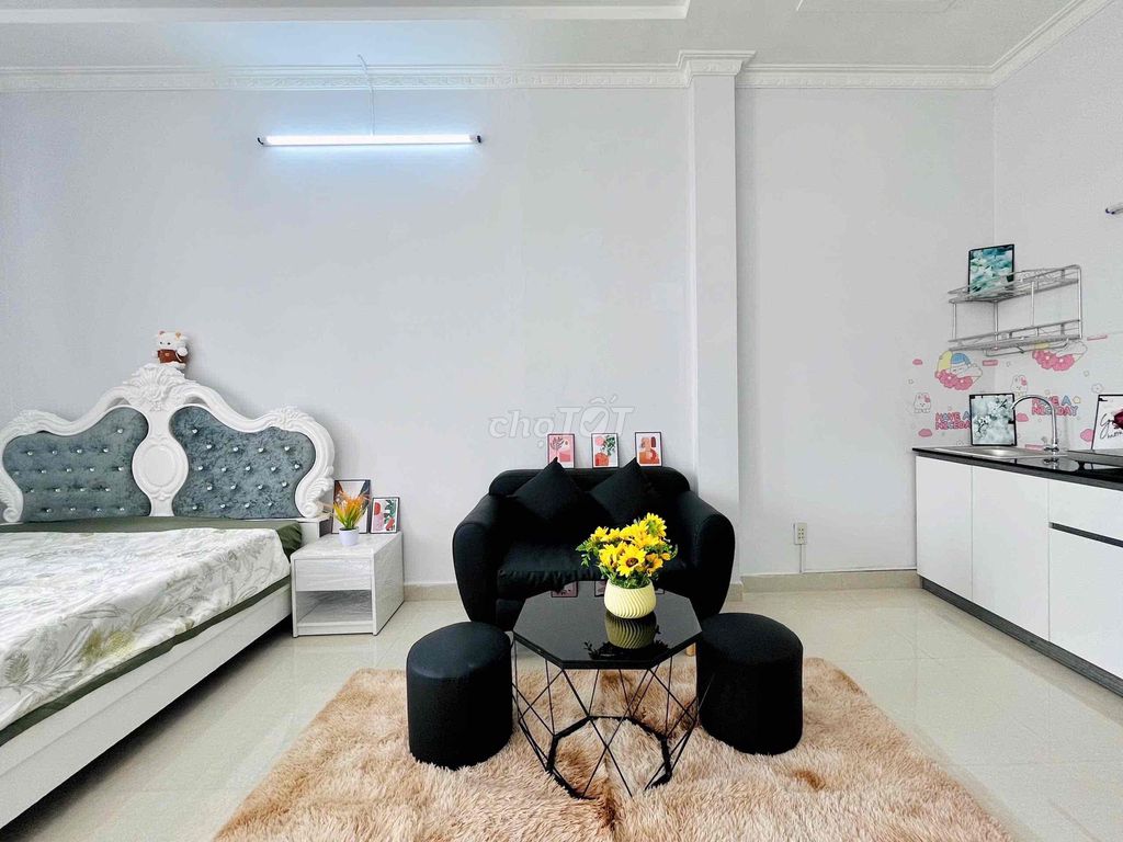 The full-scale interior is 100% new and the smell of paint is right at Lý Chiêu Hoàng.