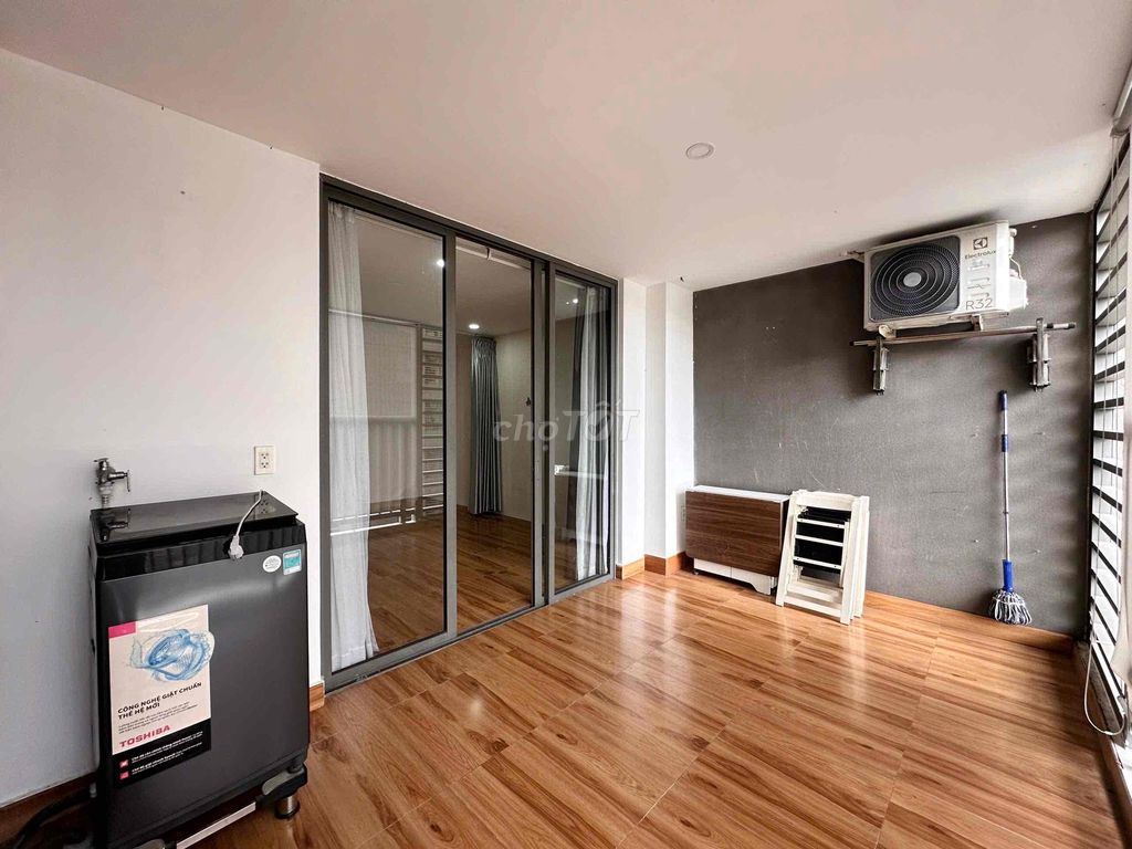 The top apartment of the medical residence. Come in right now.