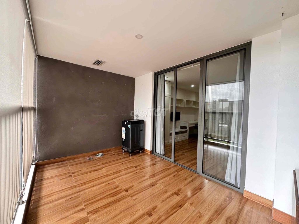 The top apartment of the medical residence. Come in right now.