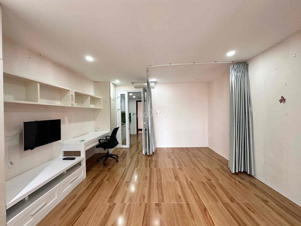 The top apartment of the medical residence. Come in right now.