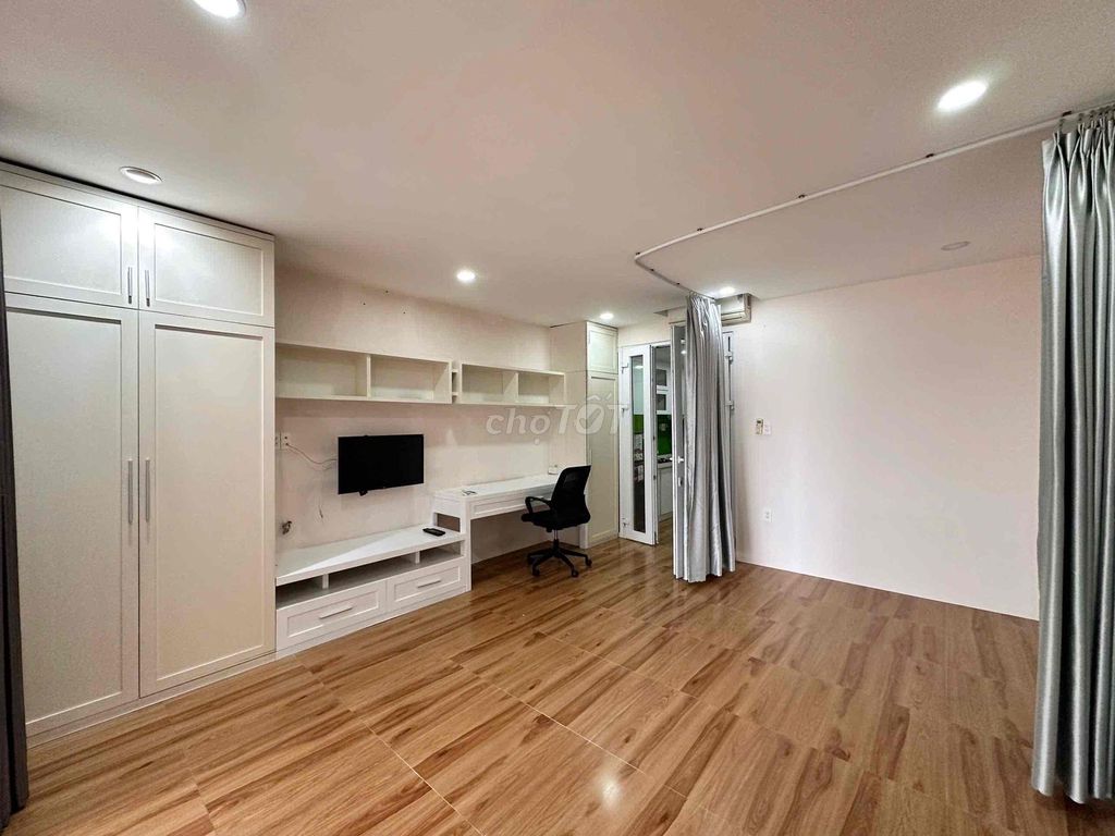 The top apartment of the medical residence. Come in right now.