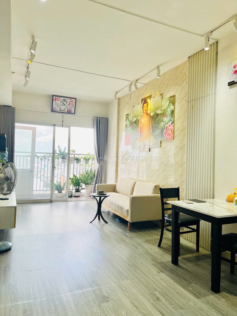 Rent Carillon's apartment, 70 meters, two bedrooms, two toilets, enough furniture, 12 million a month.