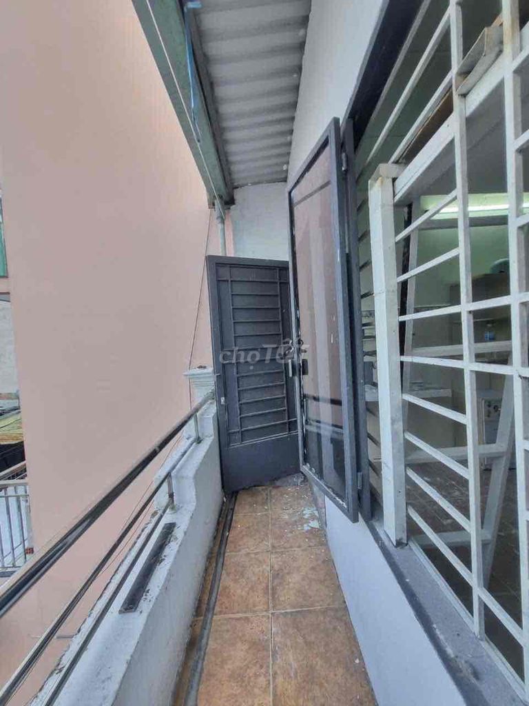 The balconies are ready. The air conditioning is near the camel market.