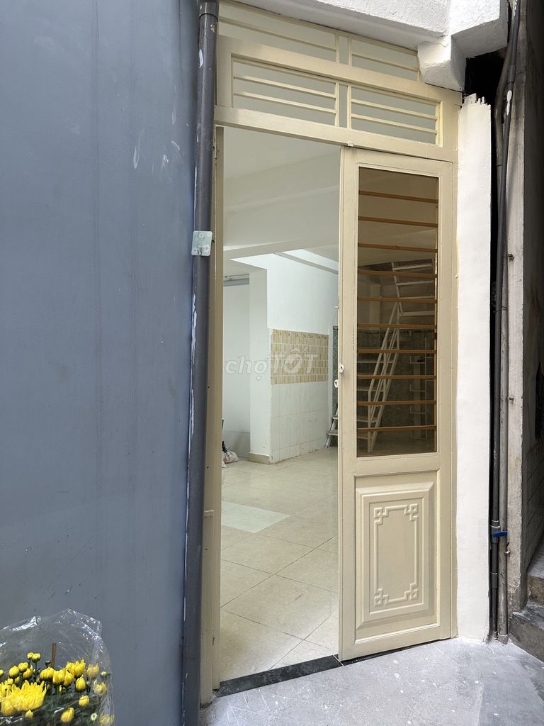 Rent a 1st District Alley.