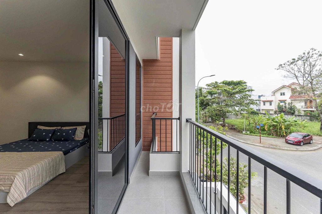 The balcony studio is clear, inside the center of 7th.