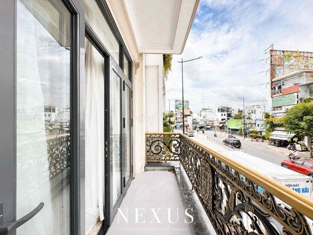 House luxry. A bedroom with a cool balcony.