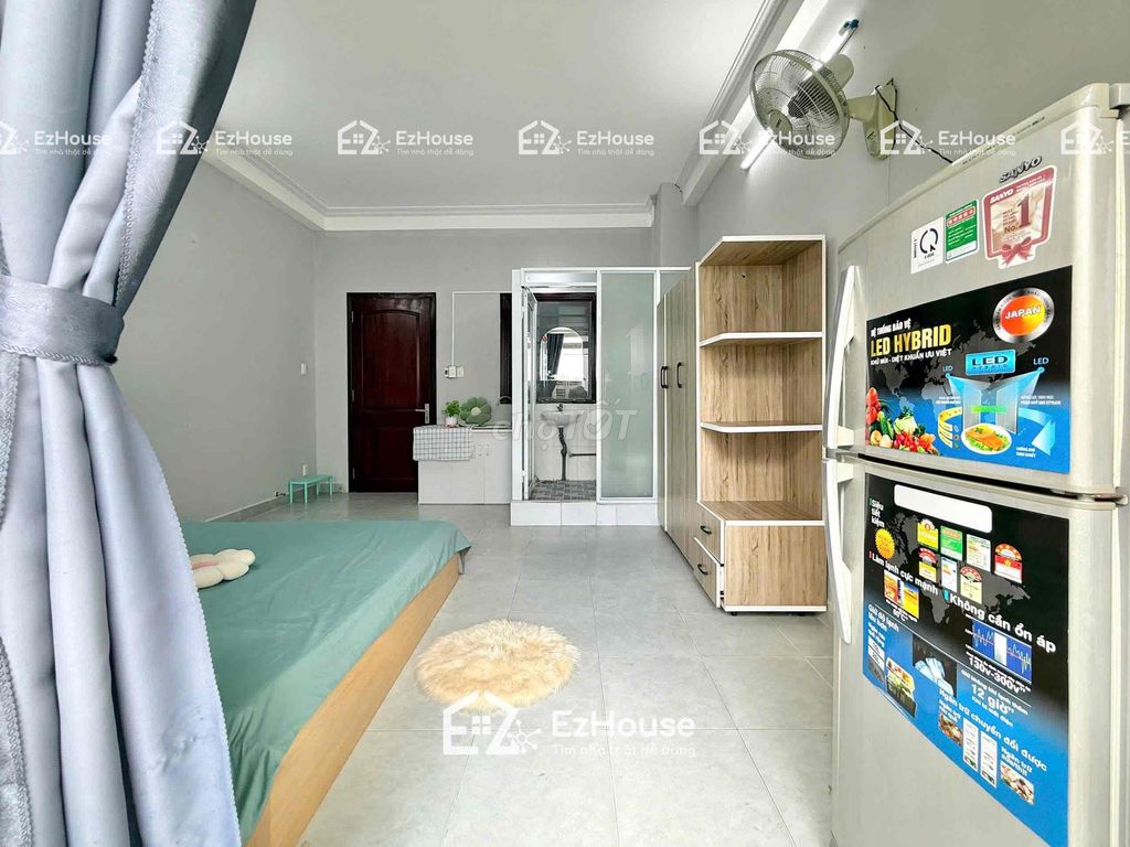 The interior studio - right here at Tân Hương - the owner is falling on the ground.