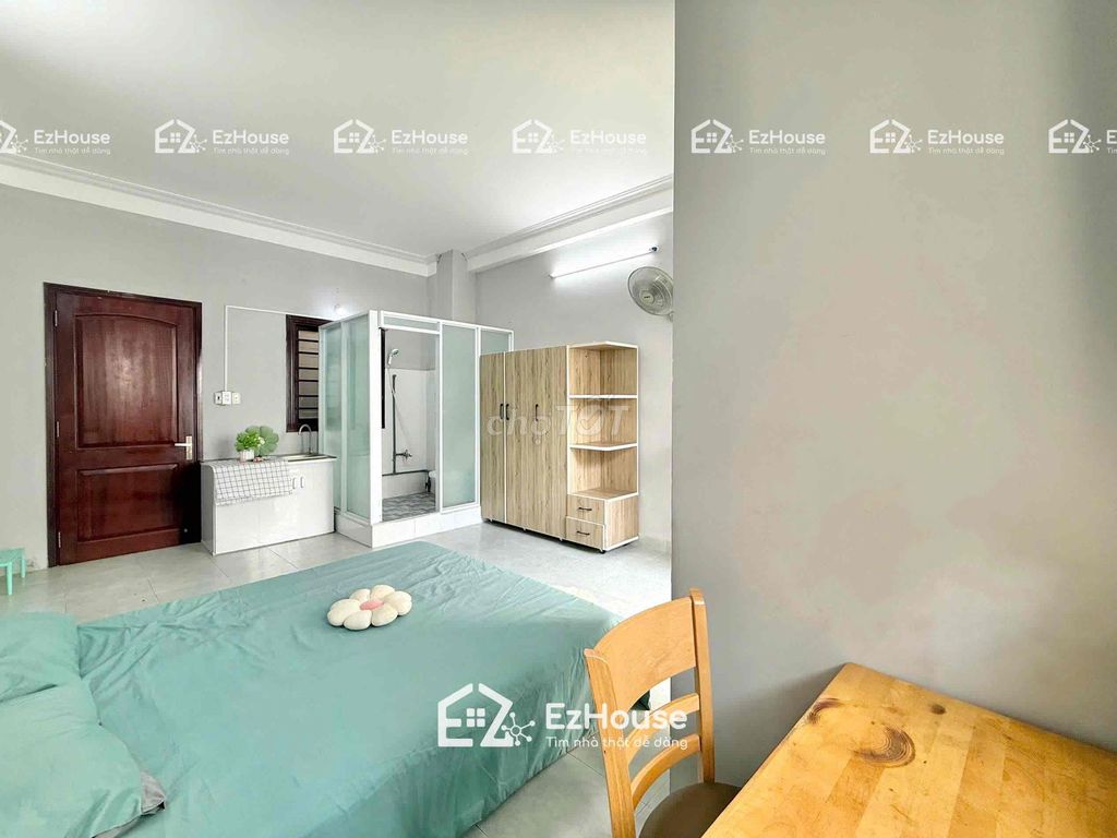The interior studio - right here at Tân Hương - the owner is falling on the ground.