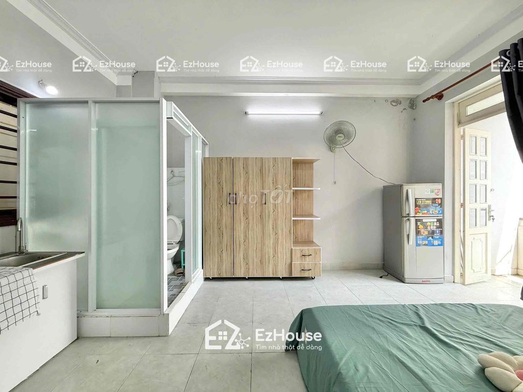 The interior studio - right here at Tân Hương - the owner is falling on the ground.