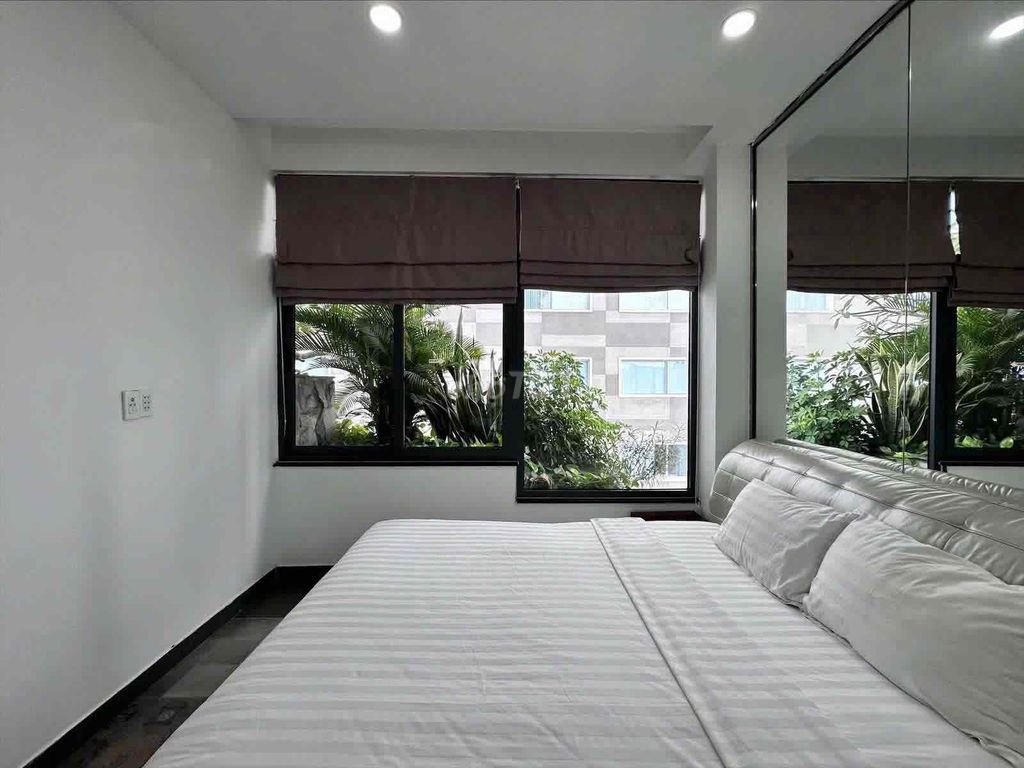 One bedroom, big balconies, full furniture.