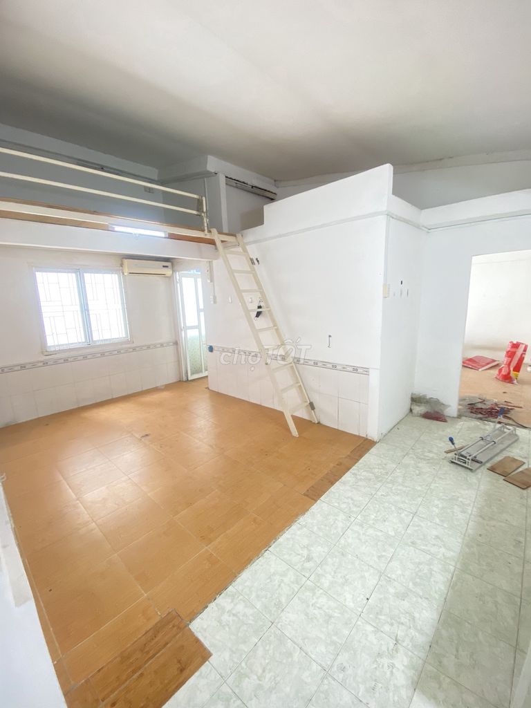 It's the owner who rents the old 100 m2 apartments right in front of Cmt8 zá 8 million.