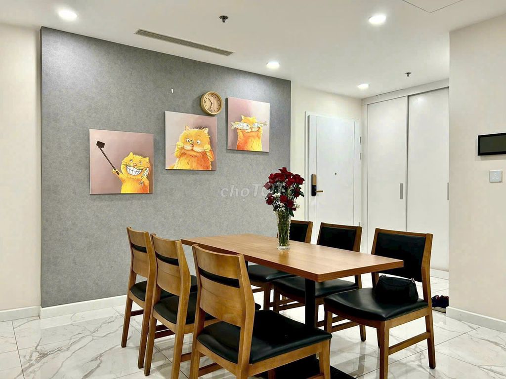 Sunshine Sky City rents four bedrooms, three bathrooms, full interiors, only 25 million.