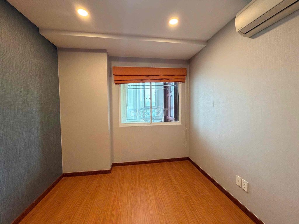 1st District-- 116 M2, 3 bedrooms full of furniture 22 million a month-- in the right