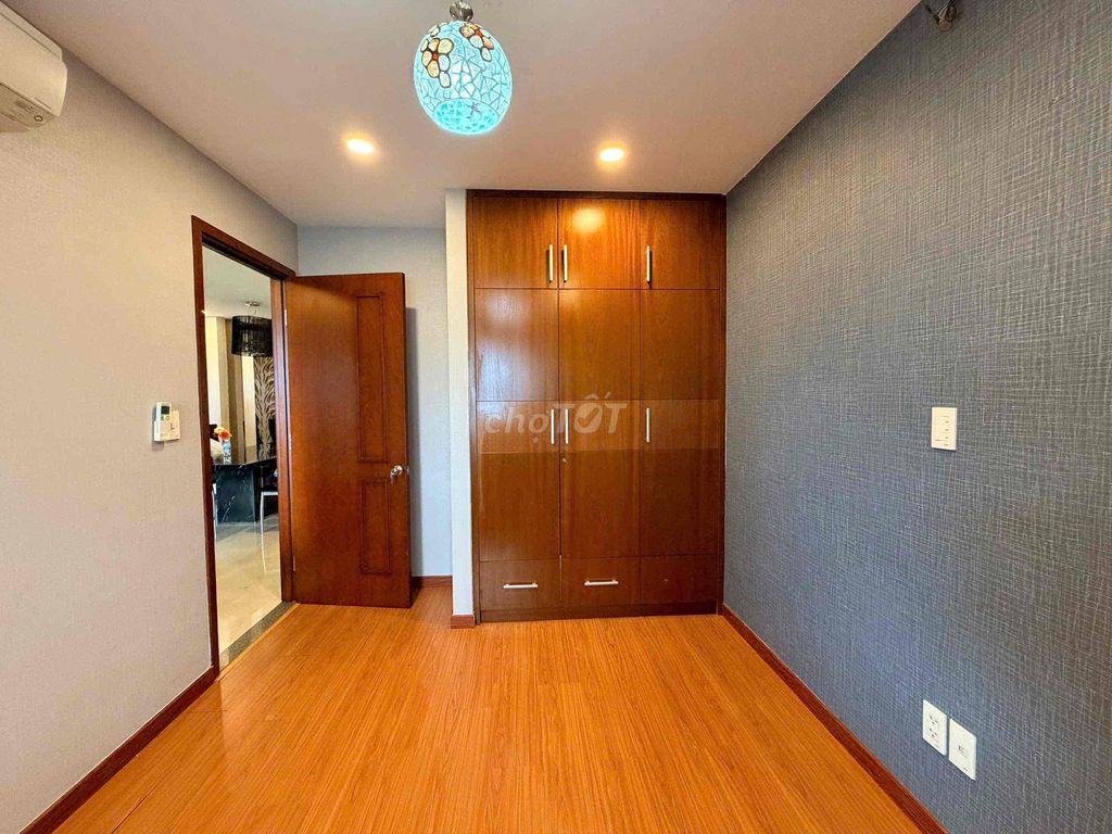 1st District-- 116 M2, 3 bedrooms full of furniture 22 million a month-- in the right