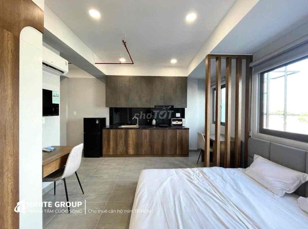 Renting a super-beautiful studio -- right near the fourth corner -- super soft prices.