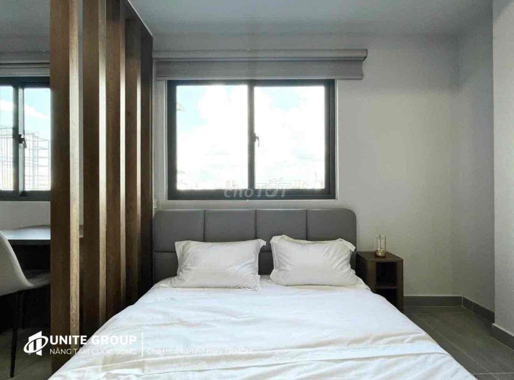 Renting a super-beautiful studio -- right near the fourth corner -- super soft prices.