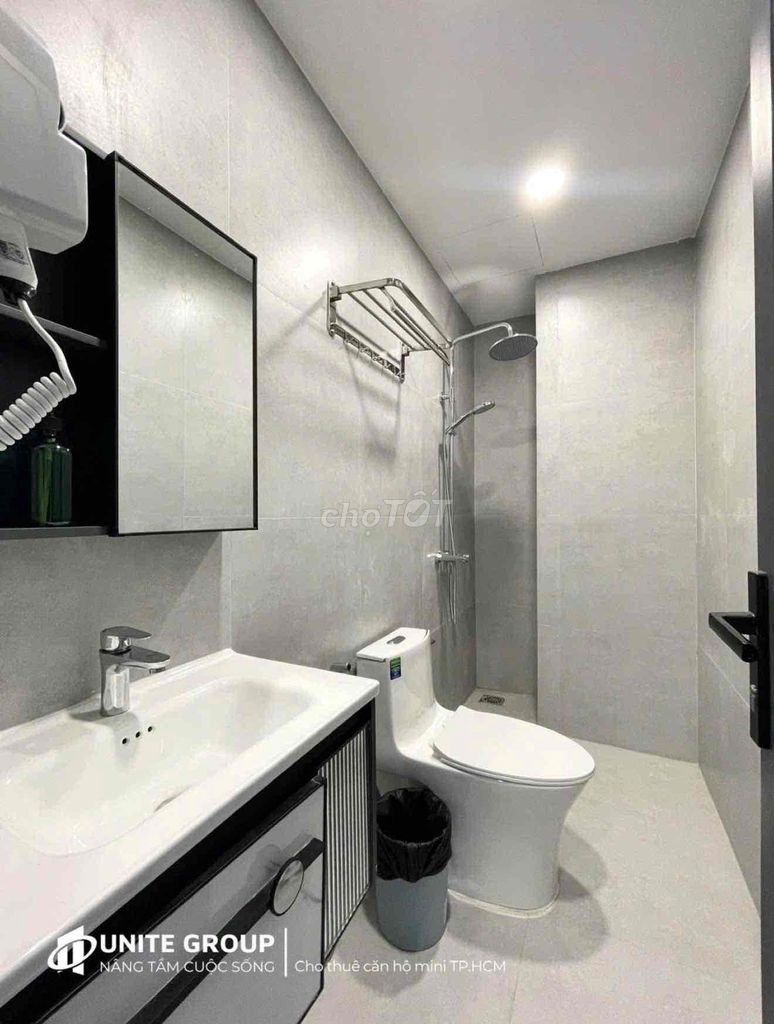 Renting a super-beautiful studio -- right near the fourth corner -- super soft prices.