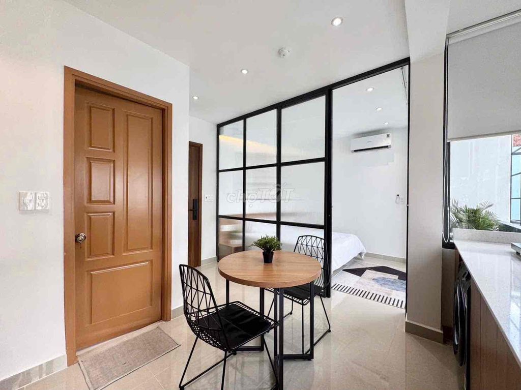 He's got a kitchen, he's got a kitchen room at the end of Nguyễn Thái Sơn.