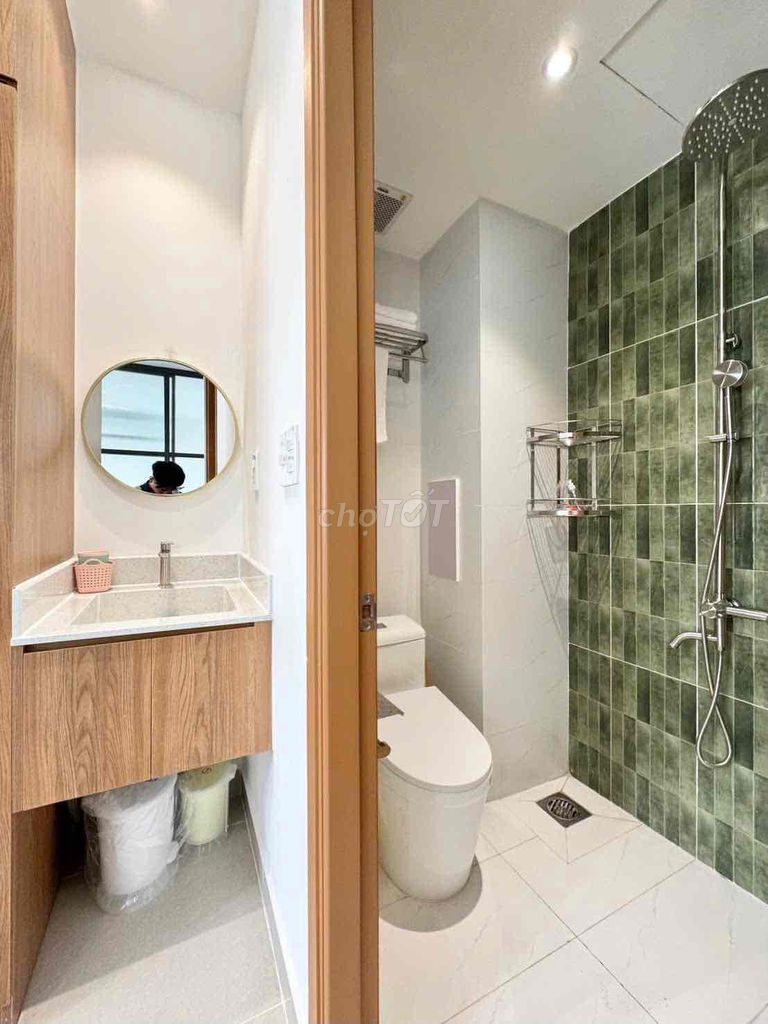 He's got a kitchen, he's got a kitchen room at the end of Nguyễn Thái Sơn.