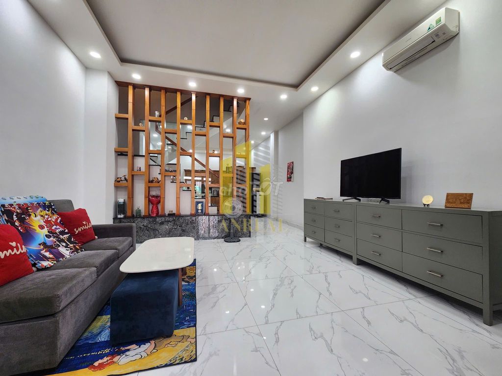 Rent a three-story car yard - full furniture cost 30 million.