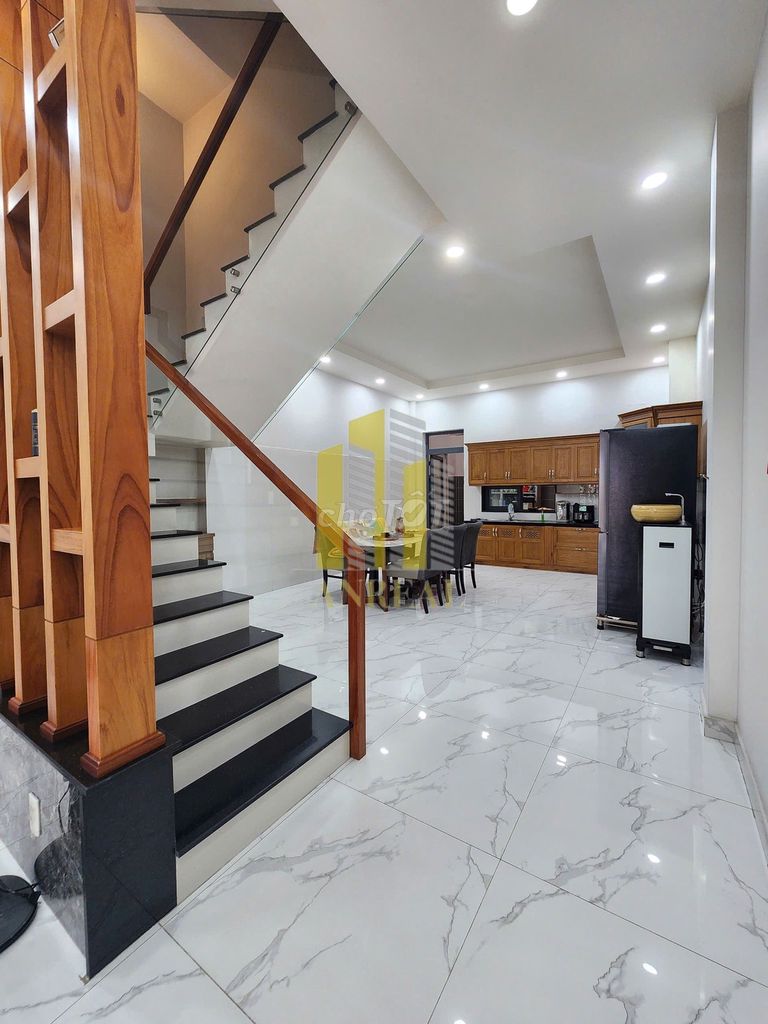 Rent a three-story car yard - full furniture cost 30 million.