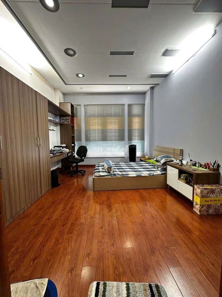22 million owned five-story car alley, full-story furniture, three bedrooms, five-and-a-half toilets, V-promens.