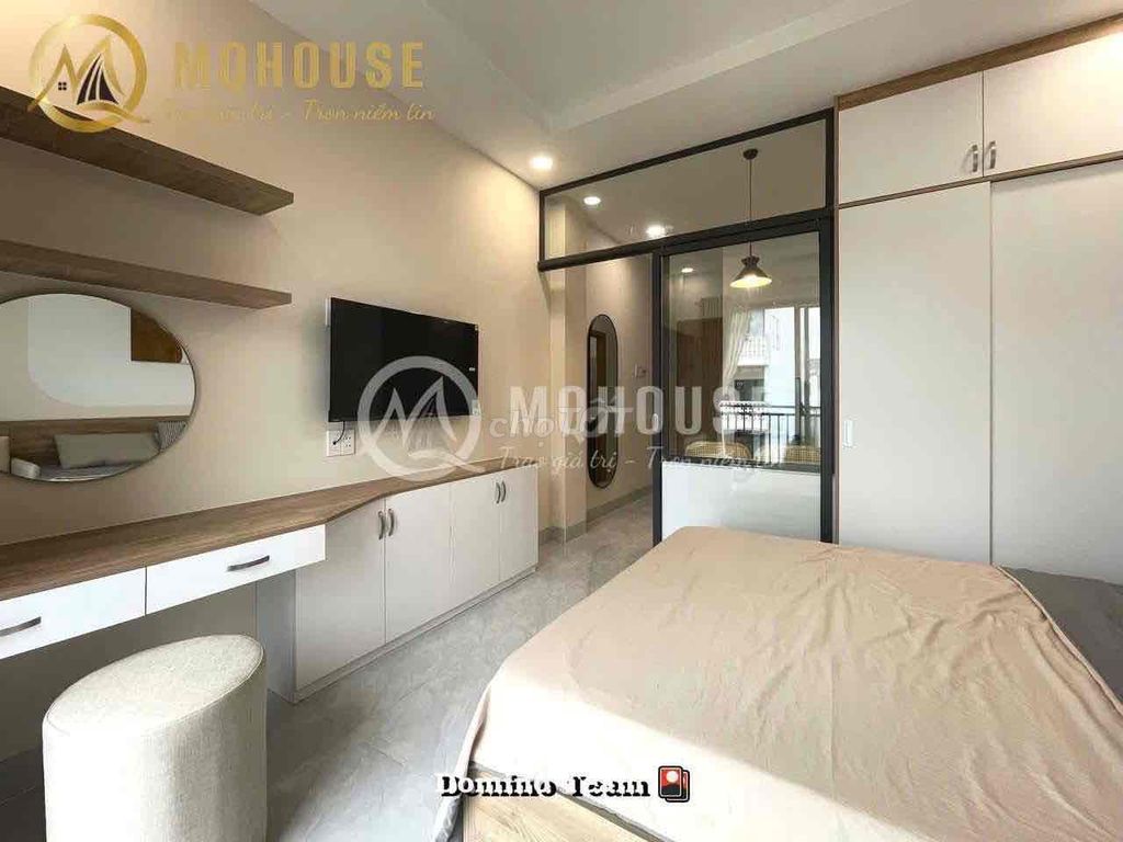 Clear the kitchen. A balcony bedroom. Full interior.