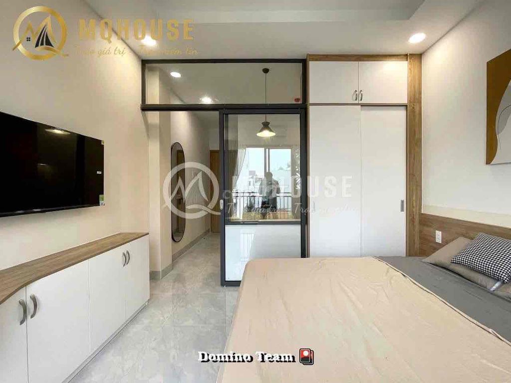 Clear the kitchen. A balcony bedroom. Full interior.