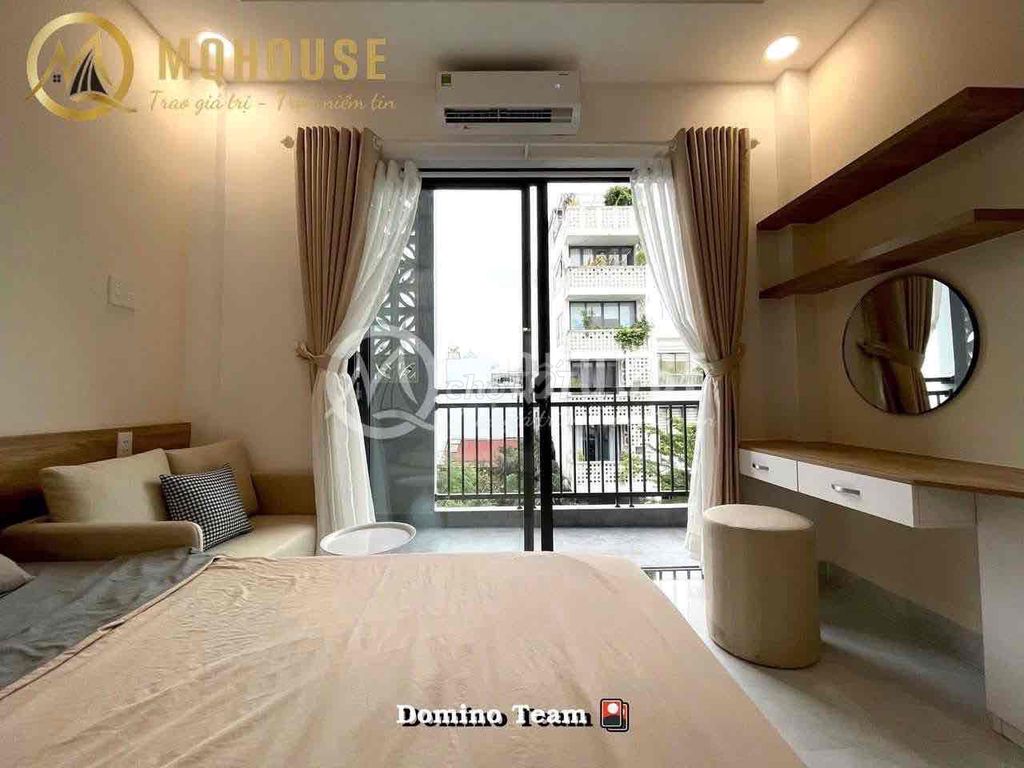 Clear the kitchen. A balcony bedroom. Full interior.