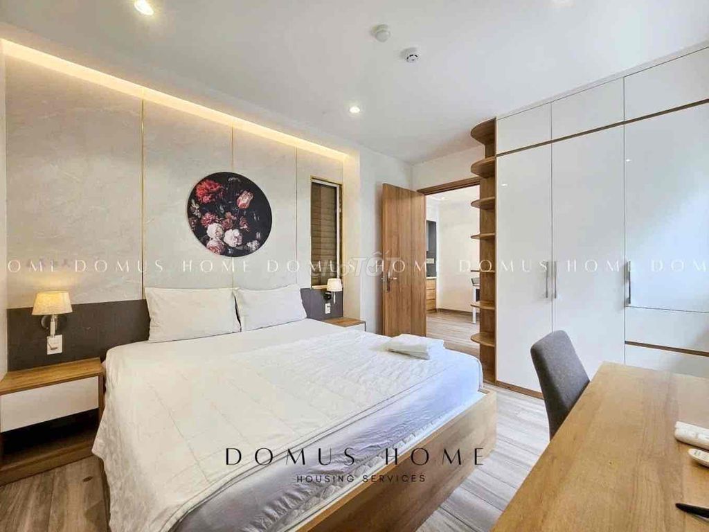 Clear the kitchen. A balcony bedroom. Full interior.