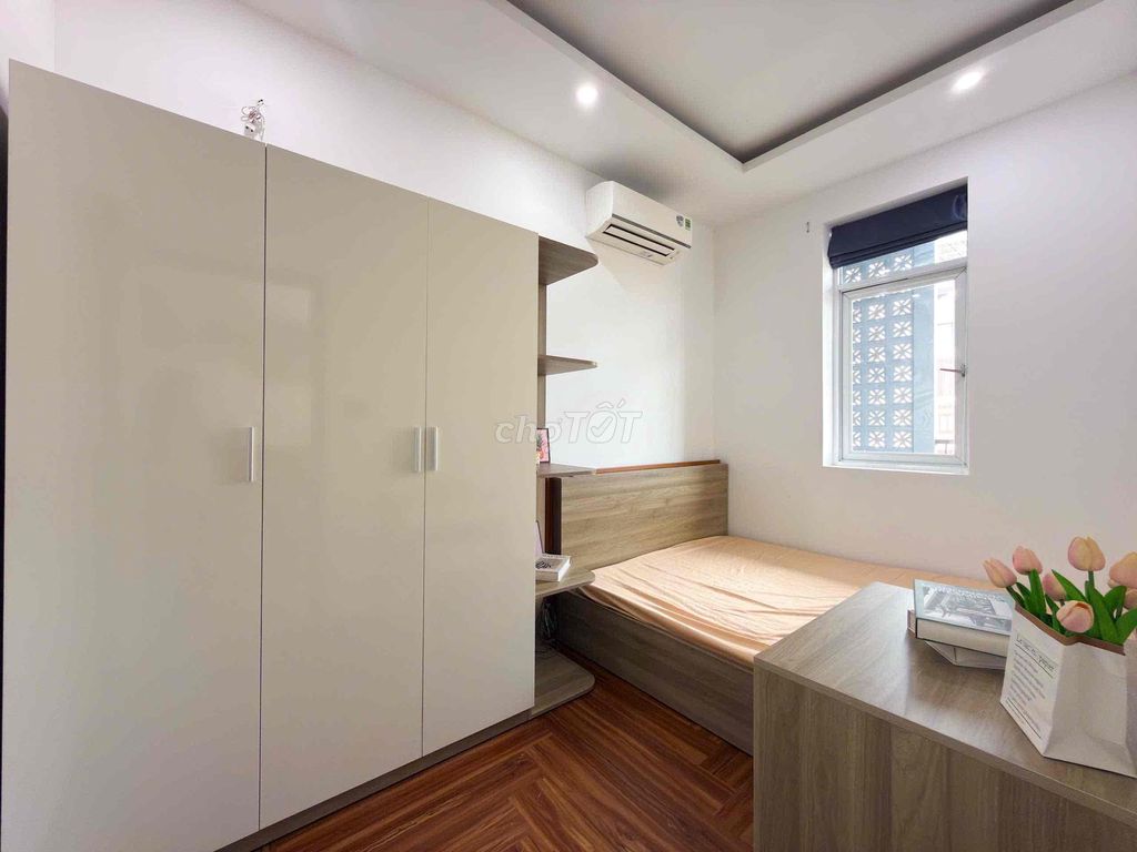 One balcony bedroom 50 meters downtown 1st, high-end furniture, 100 percent new home.