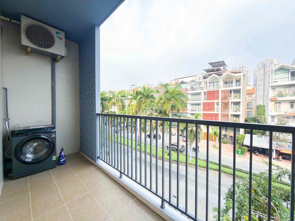One balcony bedroom 50 meters downtown 1st, high-end furniture, 100 percent new home.
