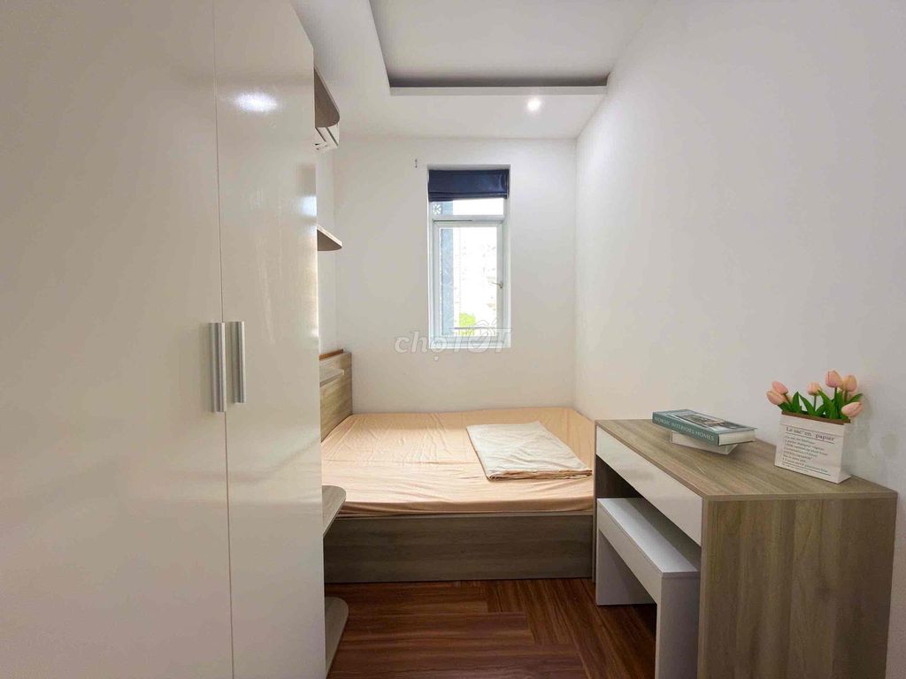 One balcony bedroom 50 meters downtown 1st, high-end furniture, 100 percent new home.