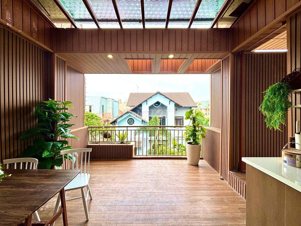 The apartment's like a super wide-salt balconies- Phan Xích Long.