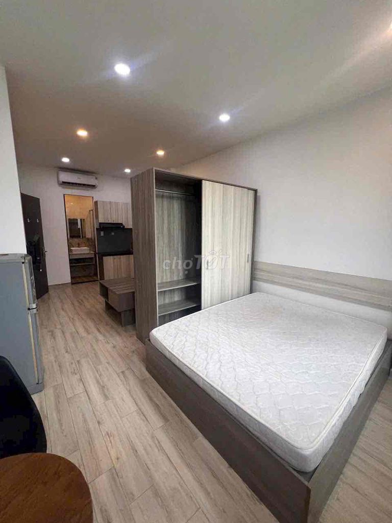 Renting the window studios in the modern super-spot.