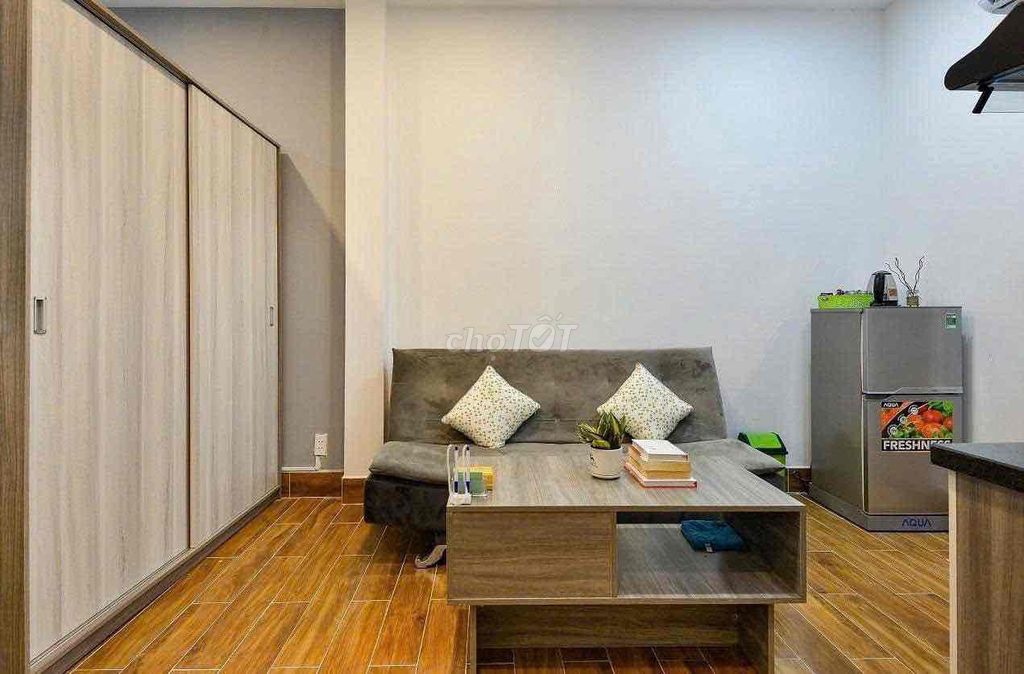 Renting the window studios in the modern super-spot.