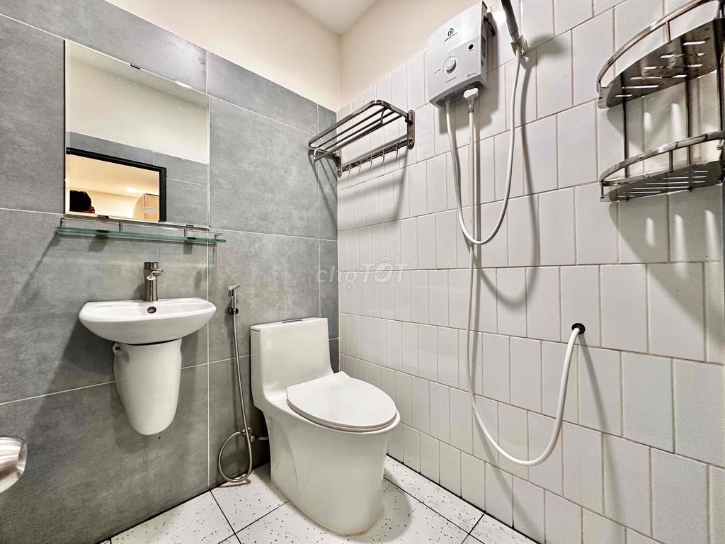 The studio apartment is 100 percent new interior - elevator - sandy area - etown C