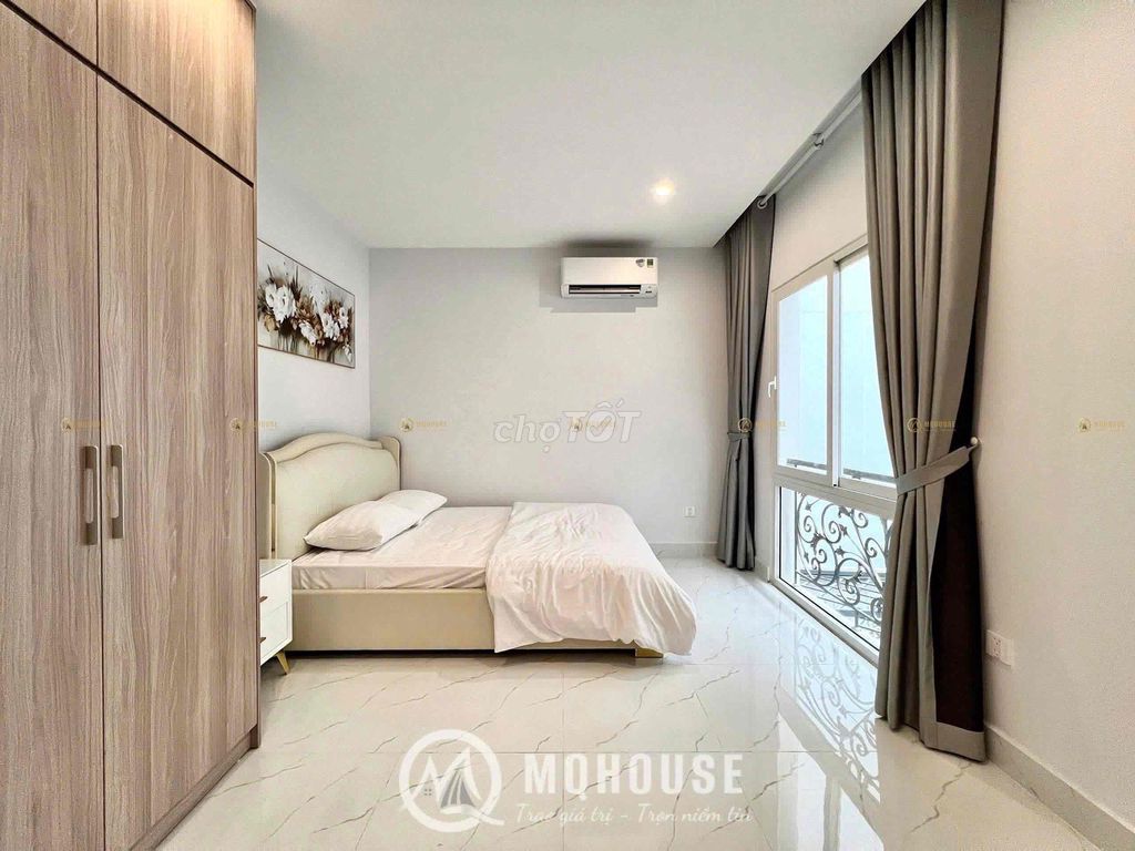 Room full service. One bedroom and a balcony at the Tan Son Nhut airport.