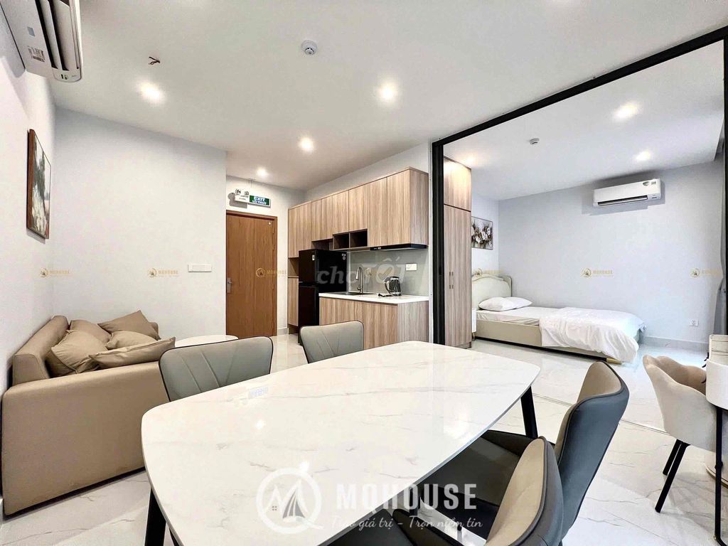 Room full service. One bedroom and a balcony at the Tan Son Nhut airport.