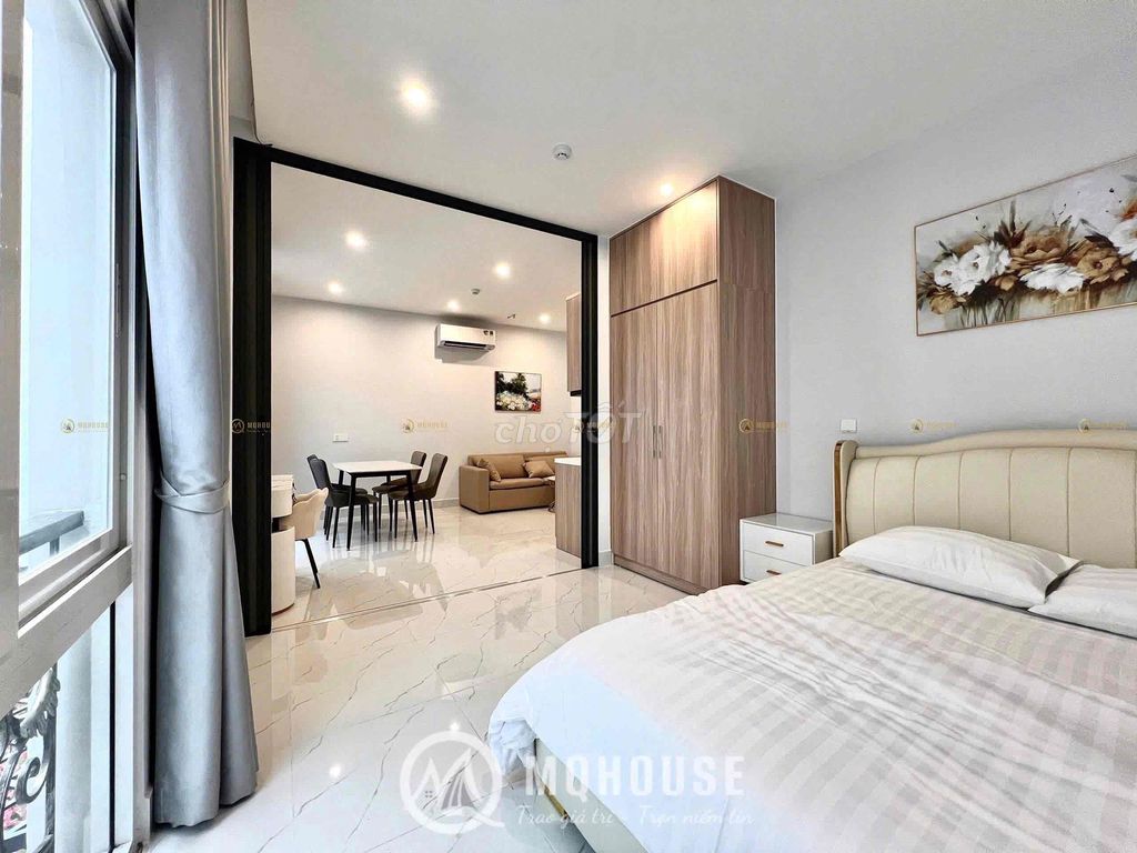 Room full service. One bedroom and a balcony at the Tan Son Nhut airport.