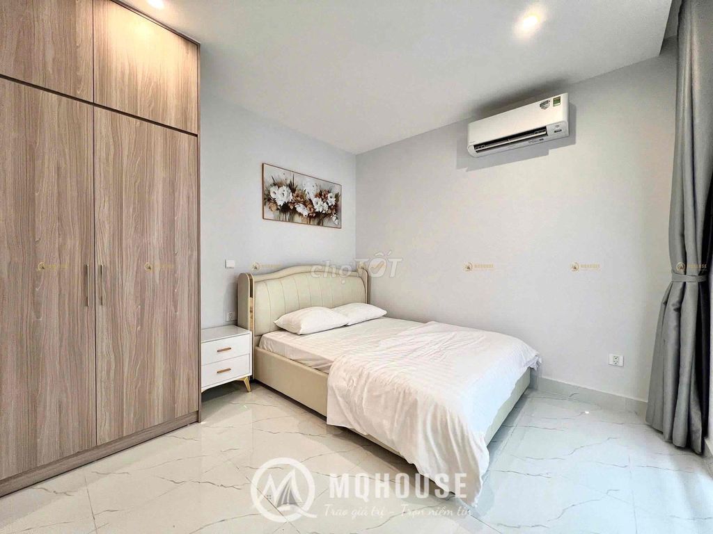Room full service. One bedroom and a balcony at the Tan Son Nhut airport.