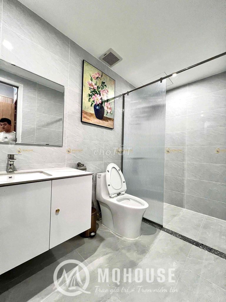 Room full service. One bedroom and a balcony at the Tan Son Nhut airport.