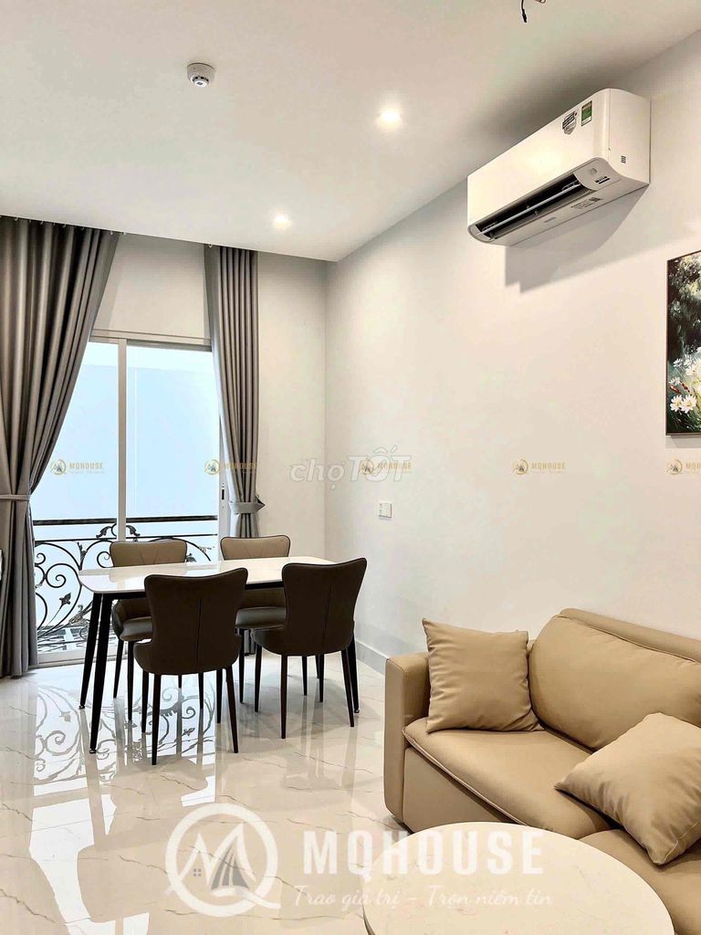 Room full service. One bedroom and a balcony at the Tan Son Nhut airport.