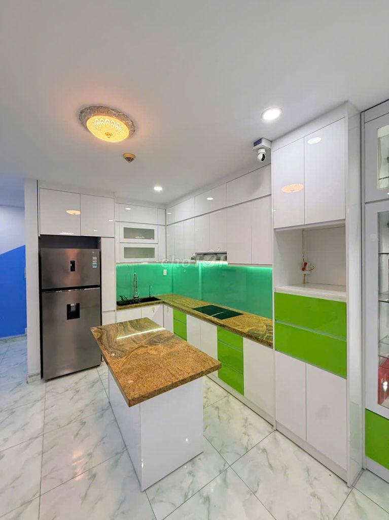 Rent the 99-foot-two-fold corner for 11 million a month.