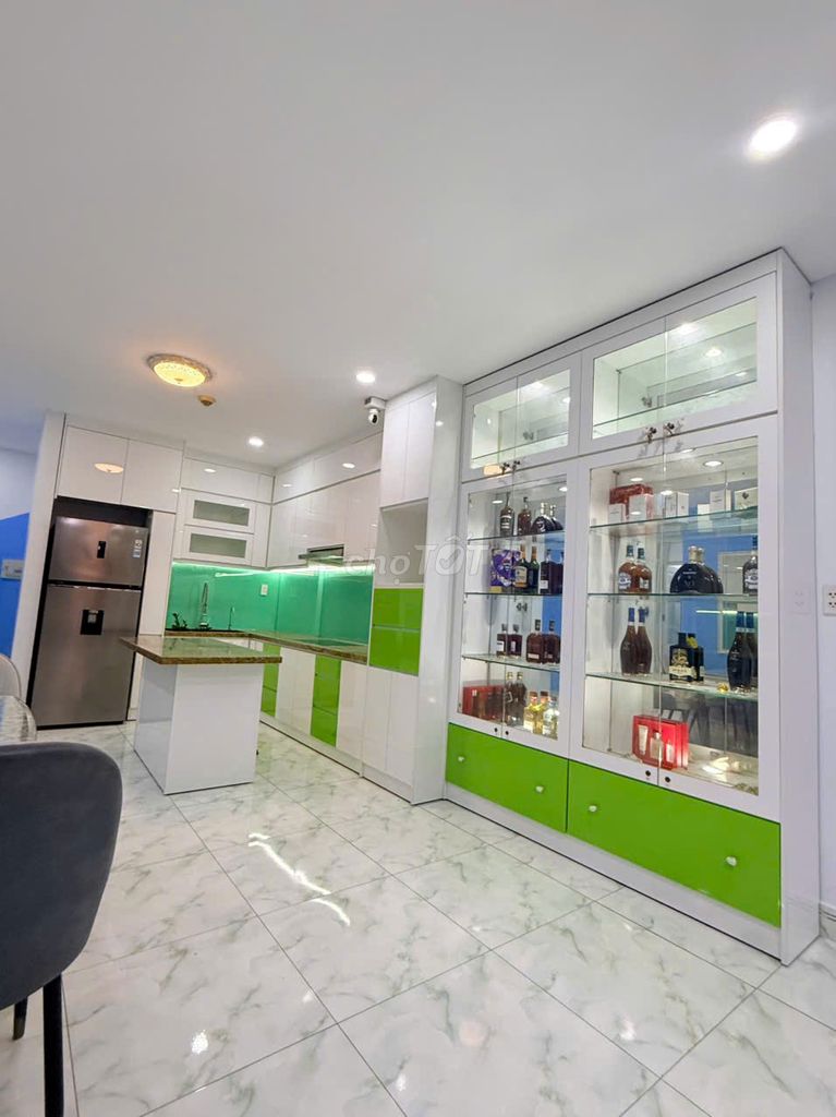 Rent the 99-foot-two-fold corner for 11 million a month.