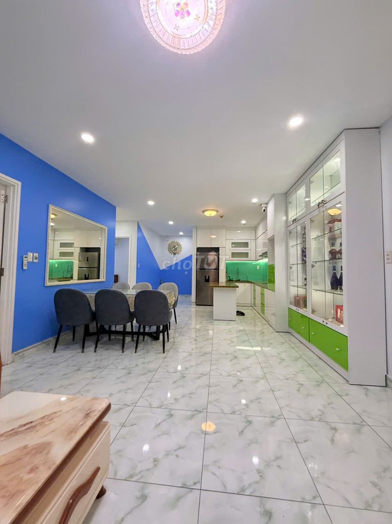 Rent the 99-foot-two-fold corner for 11 million a month.