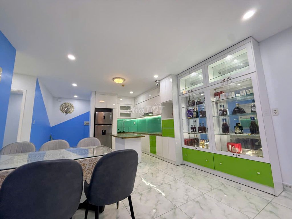 Rent the 99-foot-two-fold corner for 11 million a month.