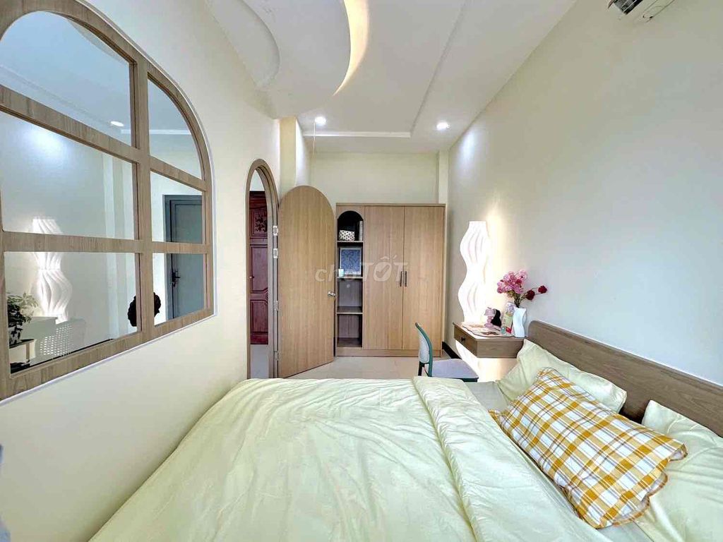 The apartment is a ten-five-foot-two-pound bedroom.